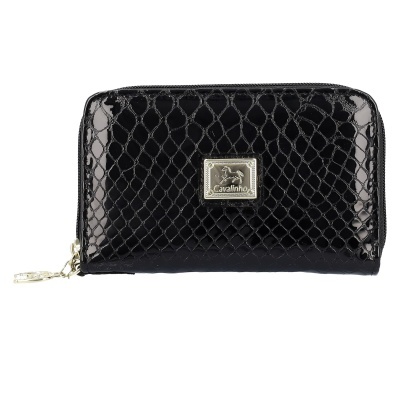 Carteira preta com padrão tipo pele de crocodilo e placa Cavalinho