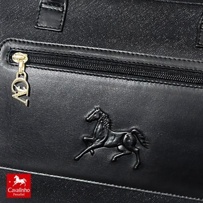 Mala preta com bolso em pele sintética e relevo de cavalo.
