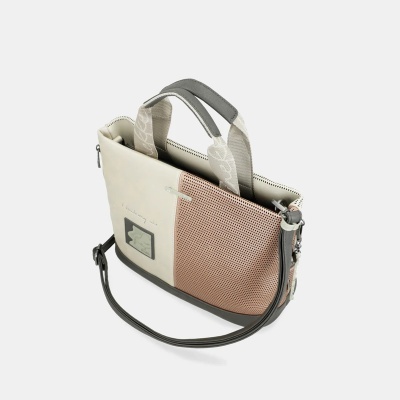 Mala de mão bege e rosa com alças e padrão perfurado