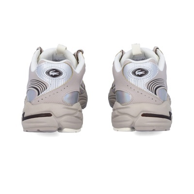 Sapatilhas desportivas bege e branco vistas de trás com logótipo de crocodilo