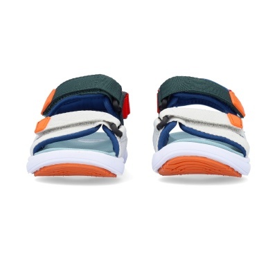 Sandálias multicolor com tiras largas e sola branca com base laranja vistas de frente