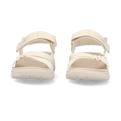 Sandálias bege claras de caminhada vistas de frente