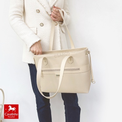 Mala de senhora bege clara com alças duplas e bolso frontal com fecho