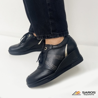 Ténis pretos de couro com atacadores e detalhes prateados