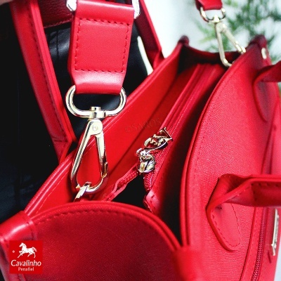 Mala vermelha em microfibra e pele com fecho metálico dourado e detalhes em metal prateado