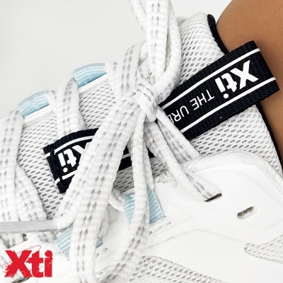 Sapatilha desportiva branca com detalhes em azul claro e etiqueta preta XTI THE URB