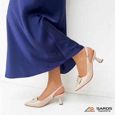 Sapatos de salto médio bege com vestido azul
