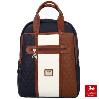 Mochila tricolor com texturas matelassê e relevo, alças e puxadores marrons, logo Cavalinho