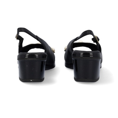 Sandálias pretas de salto médio quadrado com tiras e pérolas, vista traseira