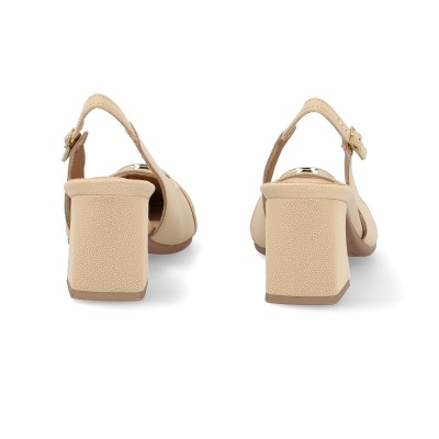 Sapatos de salto médio bege com tira e fivela dourada vistos de trás