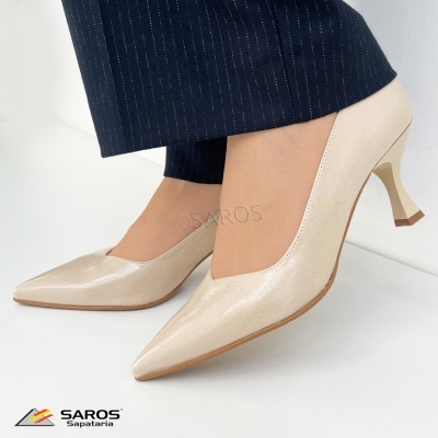 Sapatos de salto alto bege claro com textura brilhante e calças risca de giz