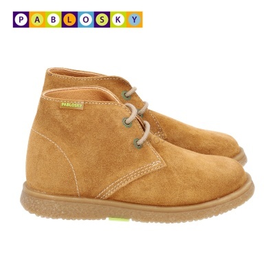 Botas Pablosky em camurça castanha com atacadores cinza