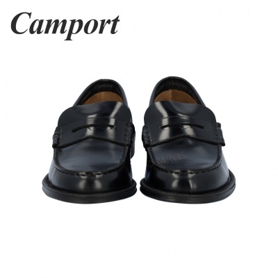 Sapatos masculinos pretos em couro tipo mocassim com costuras visíveis