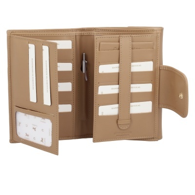 Carteira de pele bege aberta com compartimentos para cartões