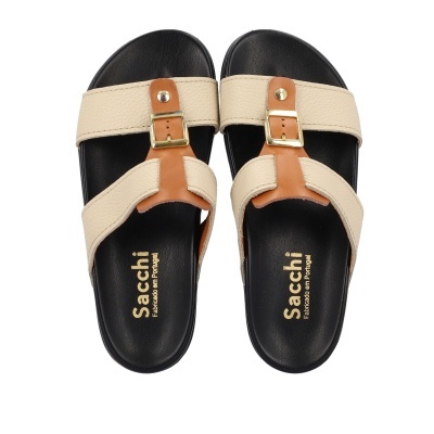 Sandálias Sacchi em couro bege e castanho com fivela dourada