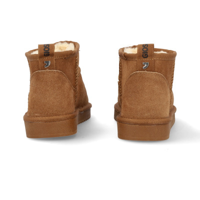 Botas castanhas de camurça com interior peludo branco e etiqueta GIOS