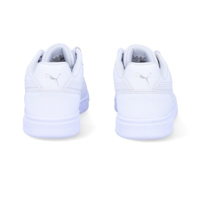 Ténis brancos Puma vistos de trás com logótipo prateado