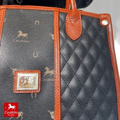 Bolsa Cavalinho preta com detalhes em couro castanho e padrão de cavalos.