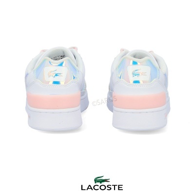 Par de sapatilhas Lacoste brancas com detalhes rosa e azul holográfico vistos do calcanhar