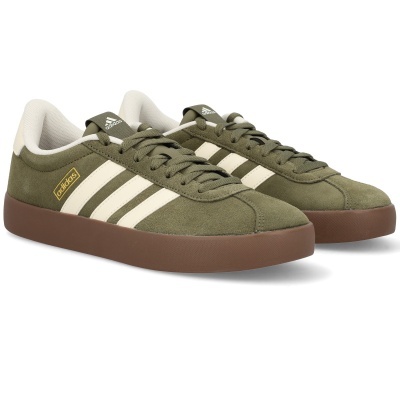 Ténis Adidas camurça verde-oliva com sola castanha e detalhes creme