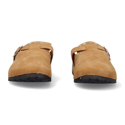 Sapatos tipo chinelo castanhos em camurça com sola preta e tachas metálicas