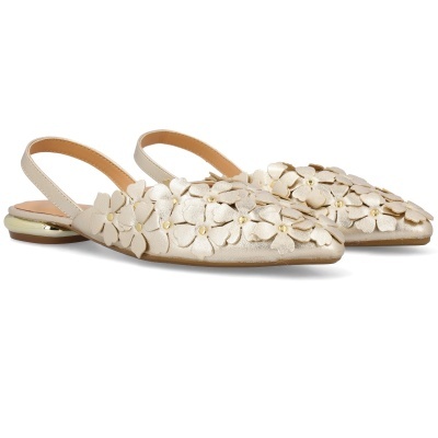 Sapatos femininos dourados com decoração floral e salto baixo dourado