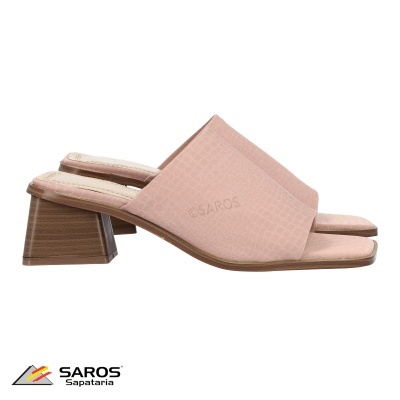 Sandálias rosa de salto médio com textura crocodilo