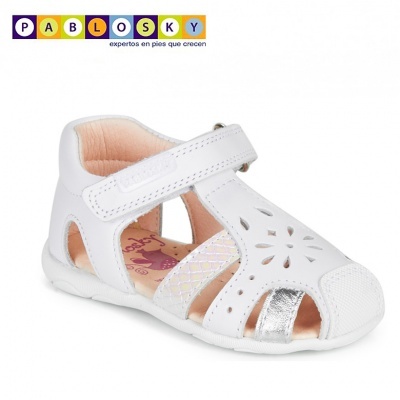 Sandália de criança branca com detalhes prateados e fecho em velcro