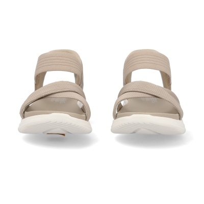 Sandálias bege com tiras e sola branca sobre fundo branco