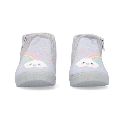 Pantufas cinzentas para criança com nuvens e arco-íris bordados