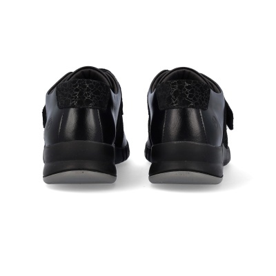 Sapatilhas pretas vistas de trás sobre fundo branco