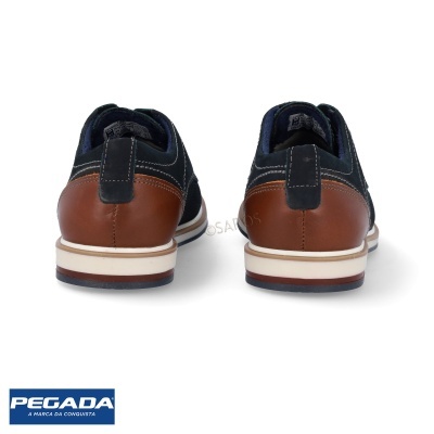 Par de sapatos azuis e castanhos da marca PEGADA vistos de trás