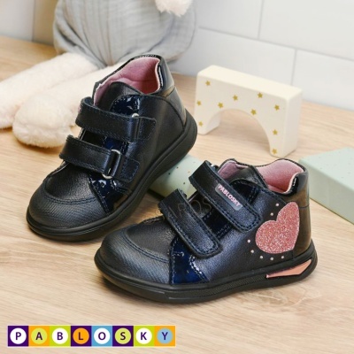 Sapatilhas infantis negras com velcros e coração cor de rosa em glitter