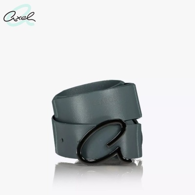 Cinto de couro cinzento com fivela em forma de letra 'a'