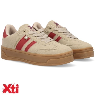 Par de sapatilhas bege com riscas vermelhas e sola castanha clara