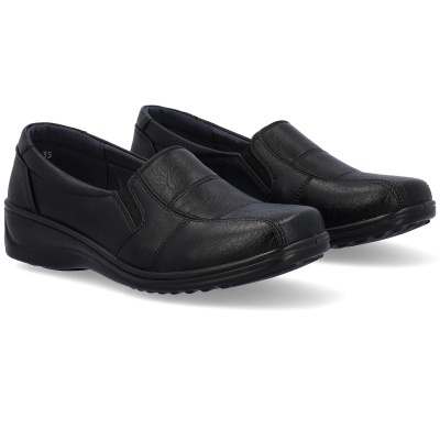 Sapatos pretos estilo mocassim em couro com sola preta