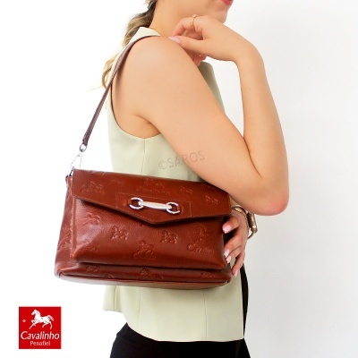 Mala castanha em couro com padrão embossado e fecho prateado