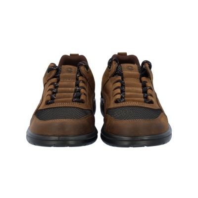 Par de sapatilhas castanhas e pretas vistas de frente sobre fundo branco