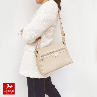 Mala de ombro bege claro com fecho de correr e placa dourada da marca Cavalinho