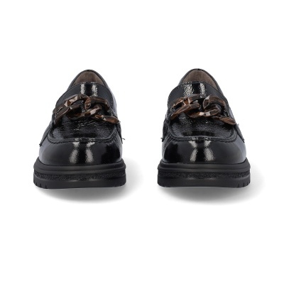 Mocassins pretos em verniz com corrente decorativa castanha