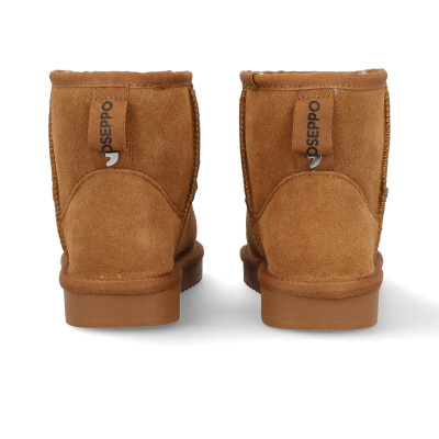 Botins castanho claro em nobuck vistos de costas.