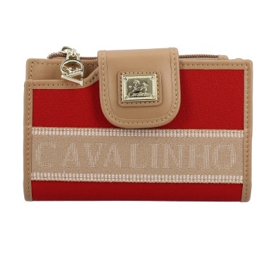 Carteira vermelha e bege com fecho de aba e detalhes dourados.
