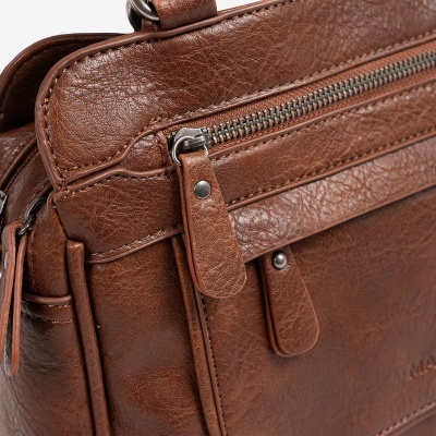 Bolsa castanha em pele sintética com fecho de correr e detalhes metálicos