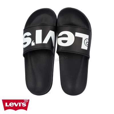 Chinelos de slide pretos com correias largas com o texto LEVI'S