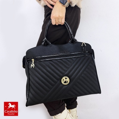 Mala de mulher preta matelassê com alças brilhantes e fecho dourado