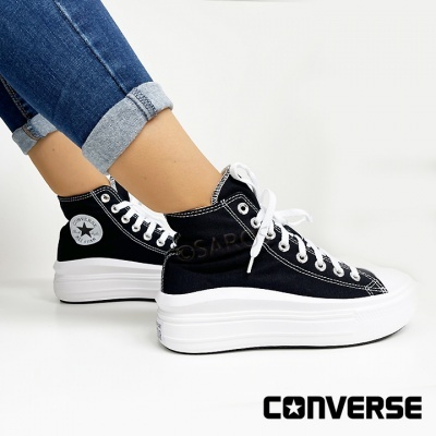 Ténis Converse All Star pretos de cano alto com sola branca e atacadores brancos