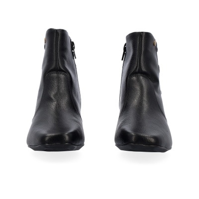 Botas pretas de couro com fecho de correr lateral num fundo branco
