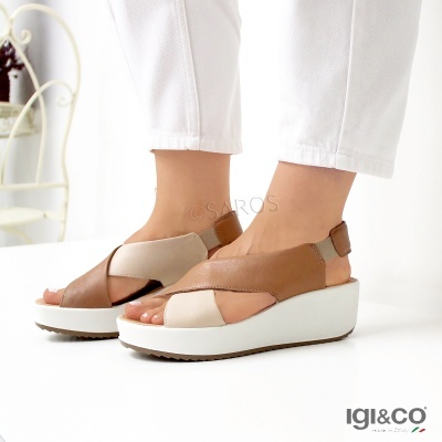 Sandálias de cunha bege e castanho em pele com sola branca e calças brancas