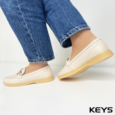 Mocassins brancos de senhora em pele com sola bege e detalhe metálico palmilha