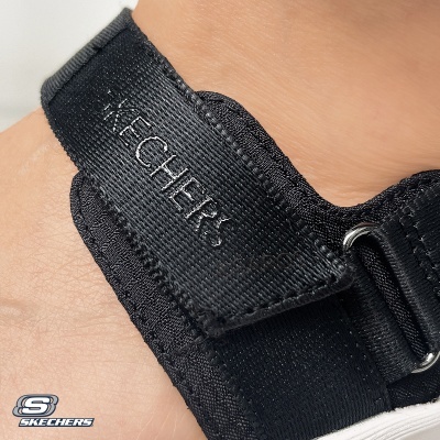 Fecho em velcro preto com marca SKECHERS